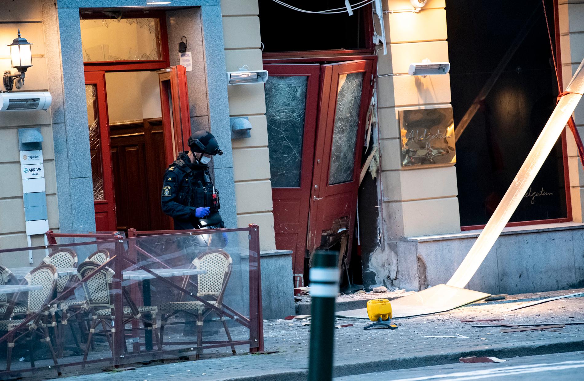 Bombtekniker undersöker skadorna efter en explosion utanför en nattklubb på Adelgatan i centrala Malmö tidigt på tisdagsmorgonen.