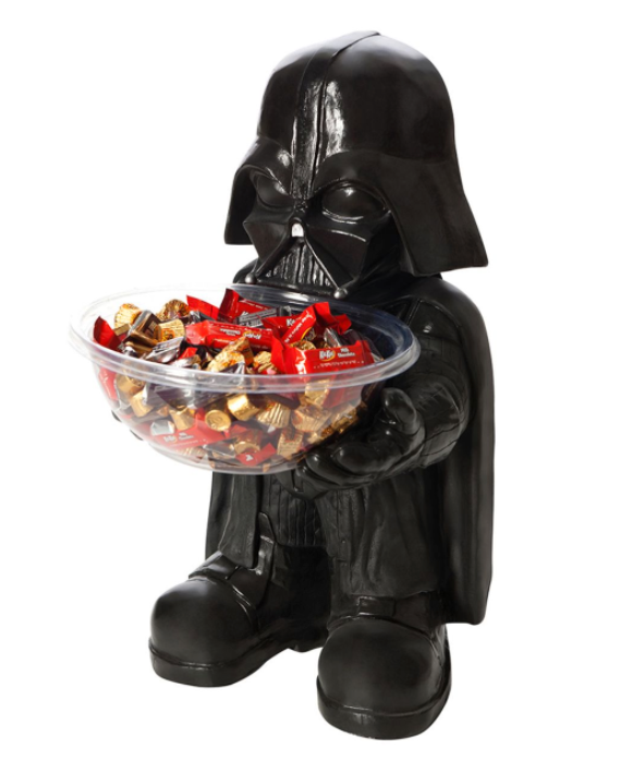 Darth Vader bjuder på godis.