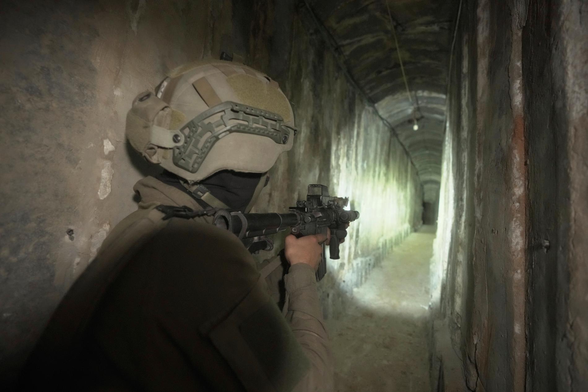 Israeliska soldater visar underjordiska tunnlar som hittats under sjukhuset Shifa i Gaza City. Israel säger att Hamas använt tunneln i militära syften.