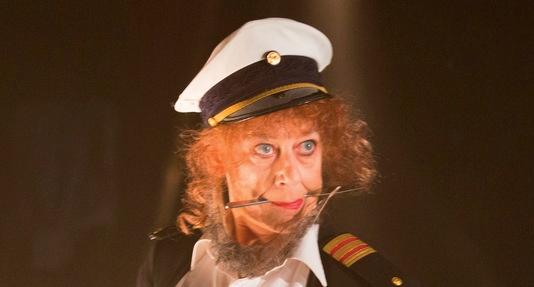 Anita Nyman som spritglad kapten.  Foto: Elisabet Sverlander
