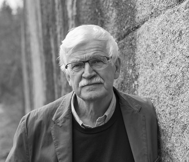 Gunnar D Hansson, född 1945 på Smögen, debuterade 1979 och fick sitt stora genombrott med trilogin Olunn (1989), Lunnebok (1991) och Idegransöarna (1994).