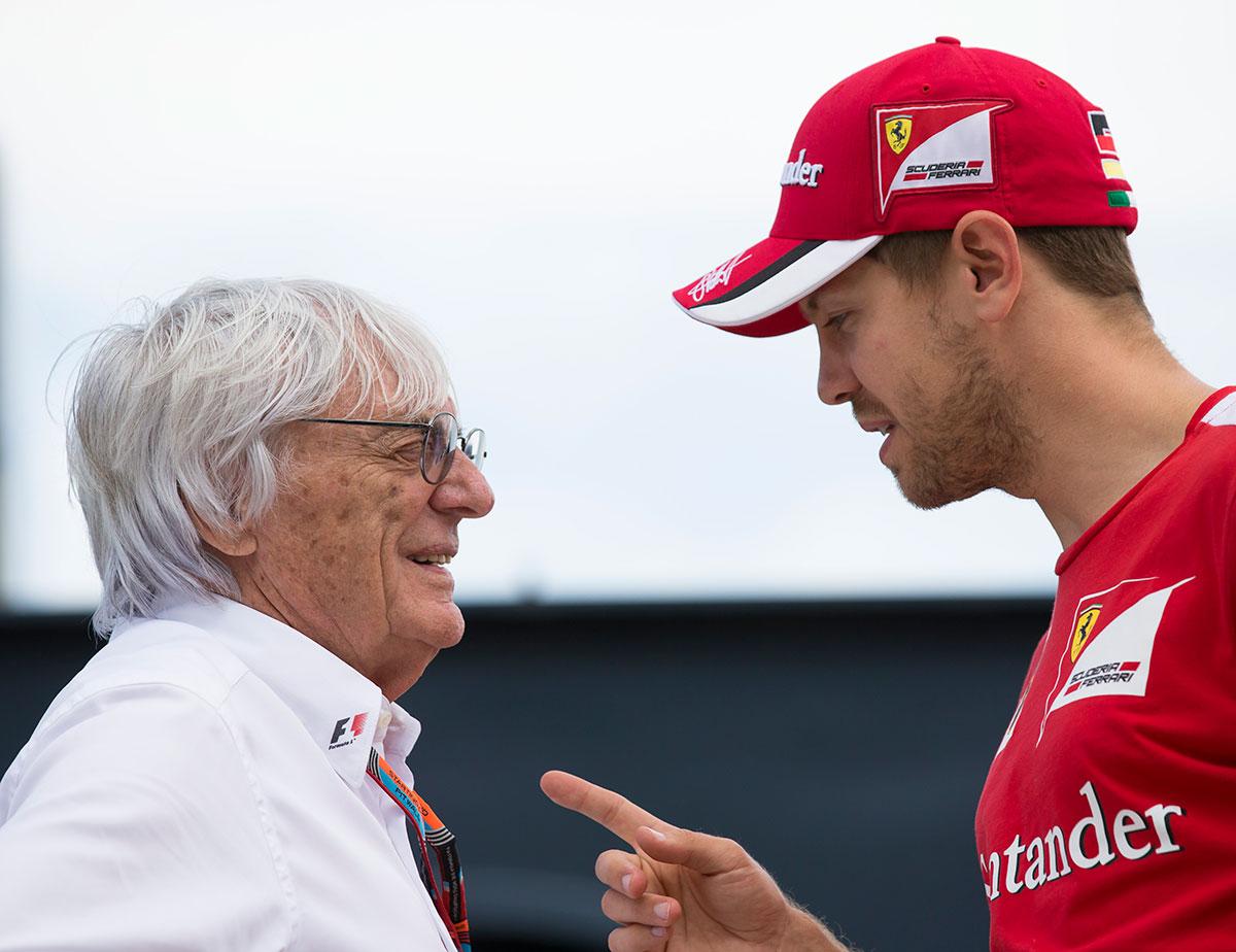 Bernie Ecclestone pratar med Sebastian Vettel.