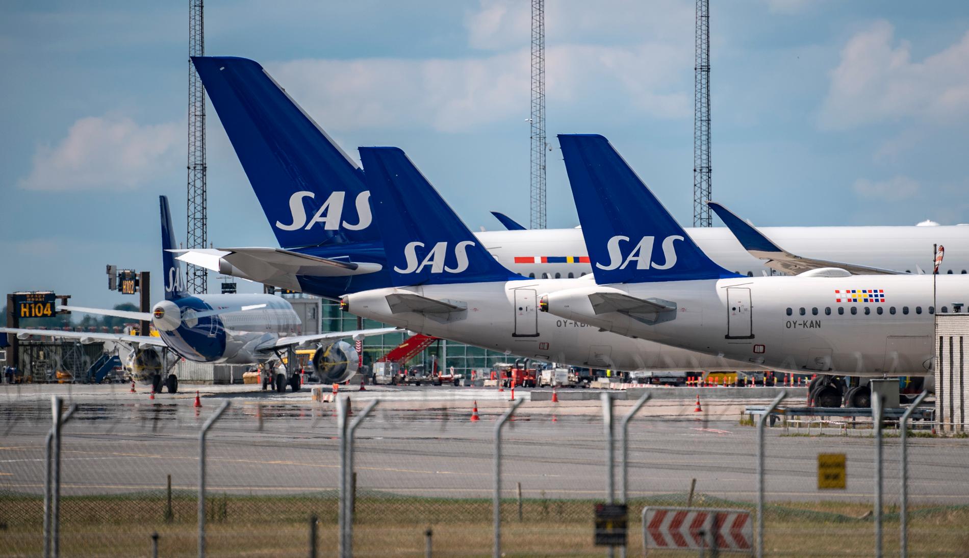 SAS-plan står parkerade på Kastrups flygplats utanför Köpenhamn, i väntan på att flygtrafiken ska komma i gång igen.