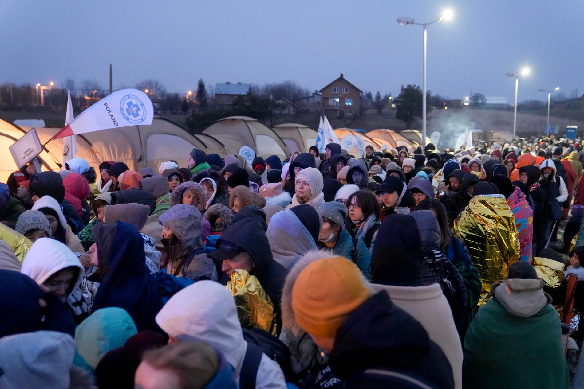Ukrainska flyktingar vid polska gränsen.