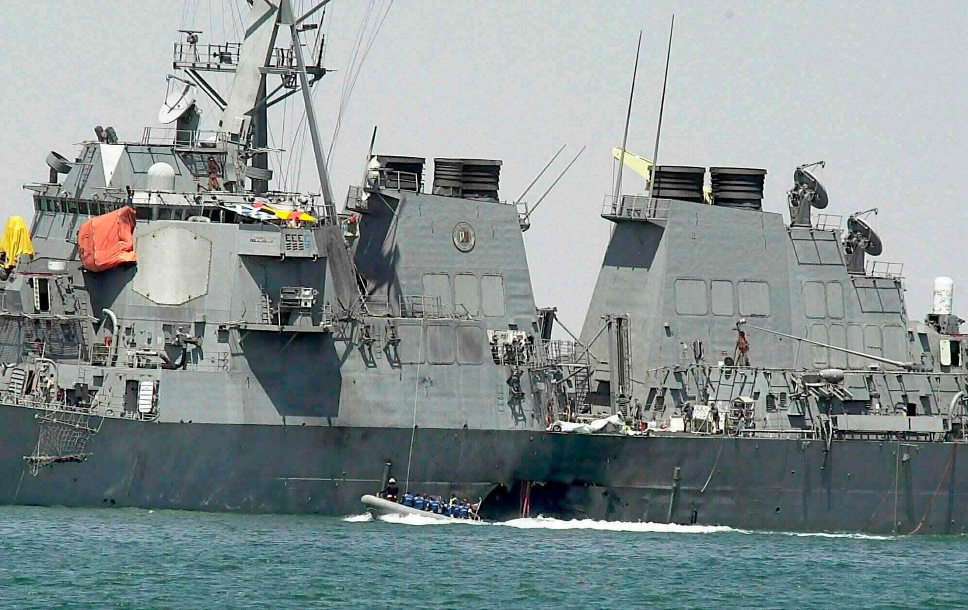 USS Coles skrov undersöks av experter efter attacken i den jemenitiska hamnstaden Aden i oktober 2000, då 17 amerikaner i besättningen dödades. Arkivbild.