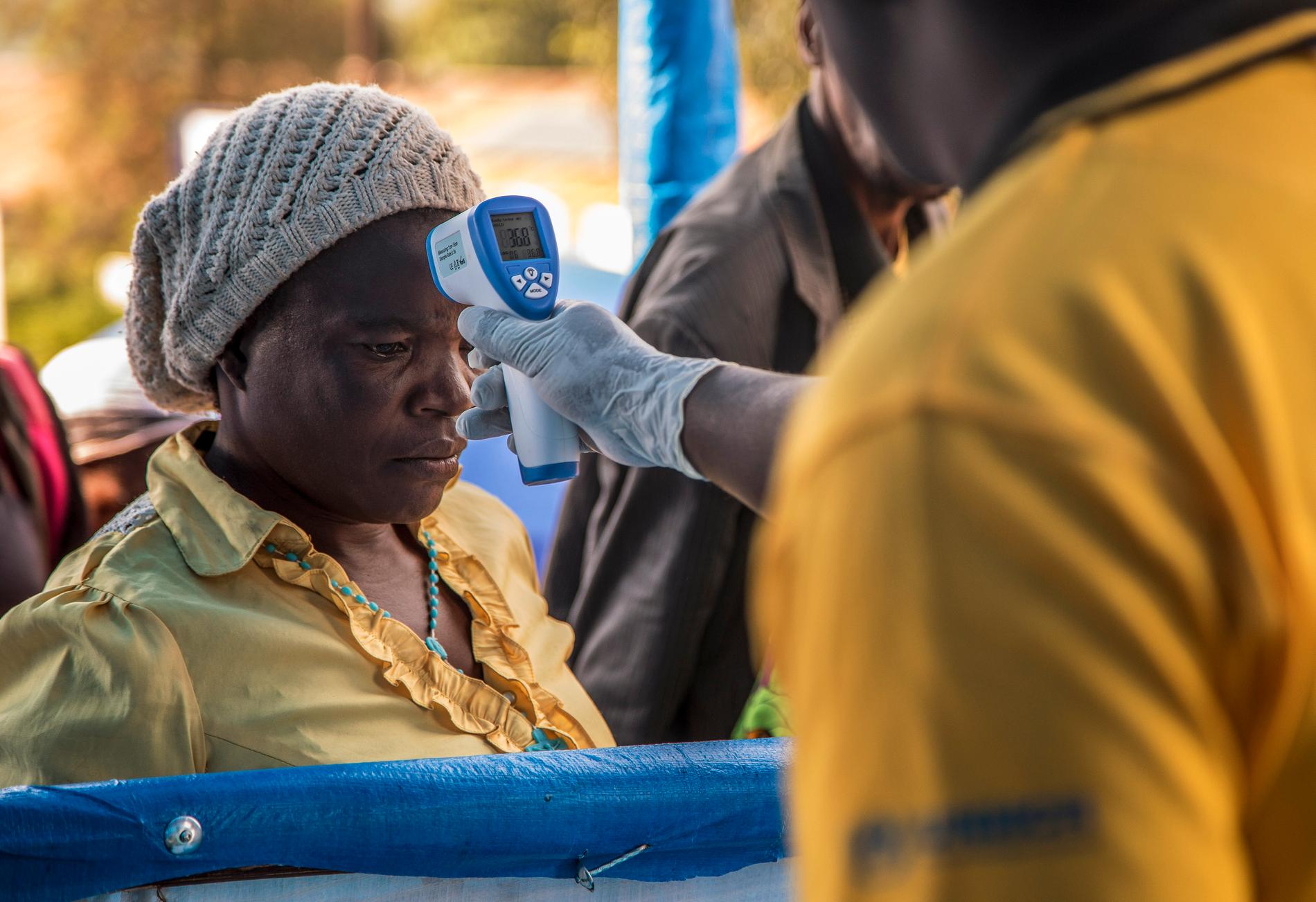 En kvinna i västra Uganda undersöks i jakt på ebolaviruset den 13 juni.