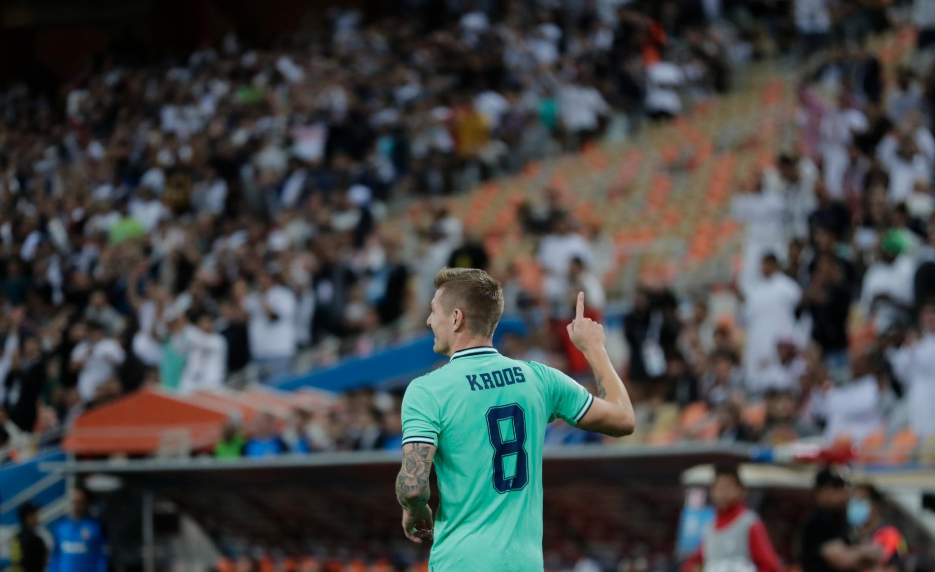 Toni Kroos jublar efter att ha gjort semifinalens första mål. Real Madrid vann till slut med 3–1 mot Valencia och är klart för final i den spanska supercupen.