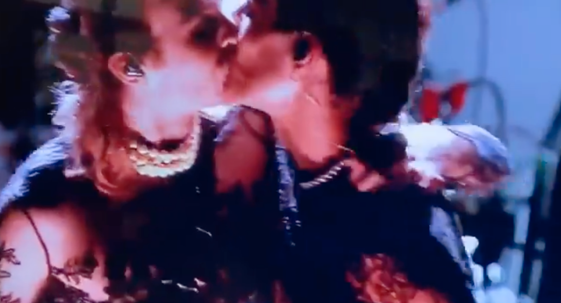 Måneskins Damiano David kysser bandmedlemmen Thomas Raggi.