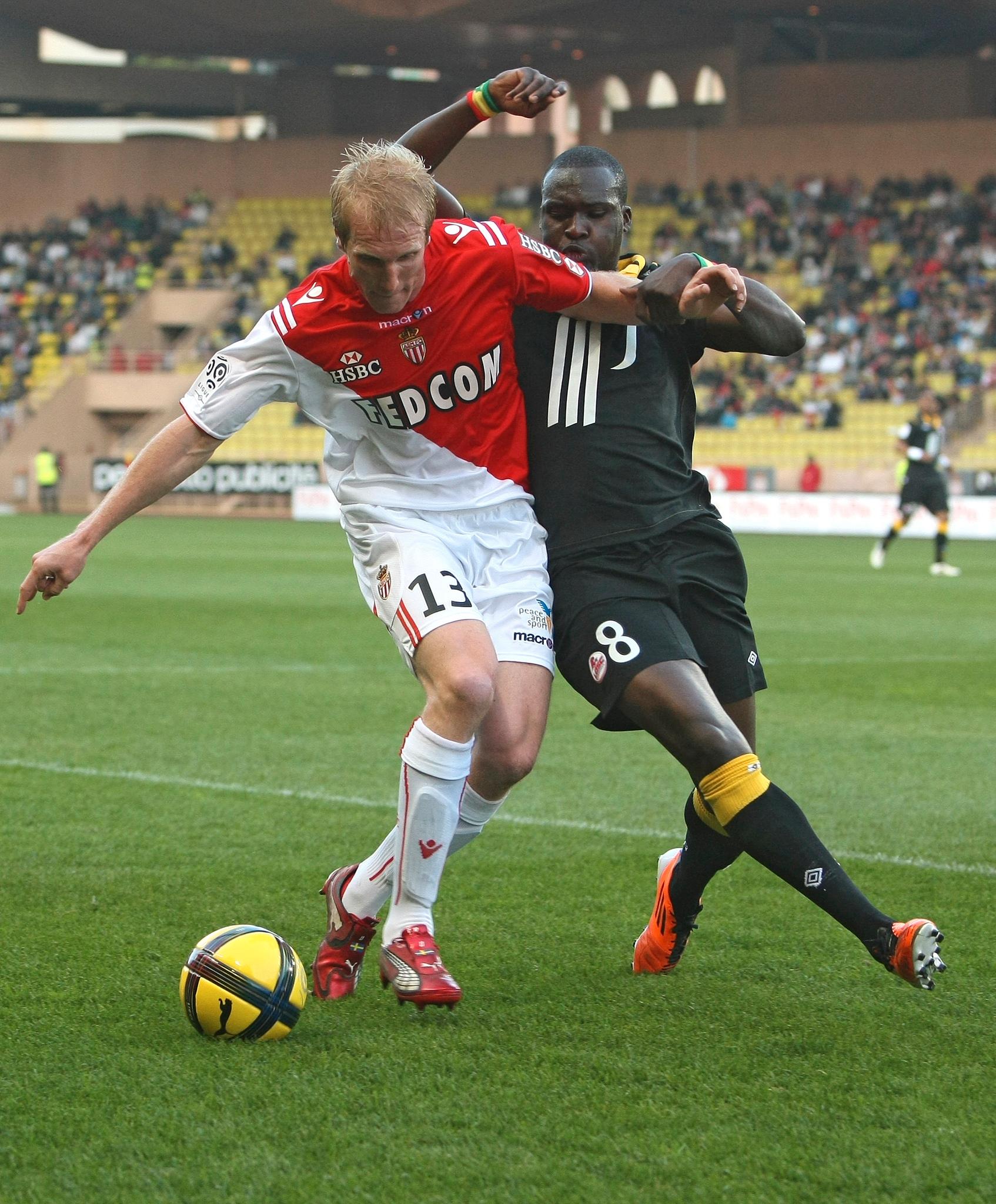 Hansson i kamp med Lilles Moussa Sow, april 2011. 