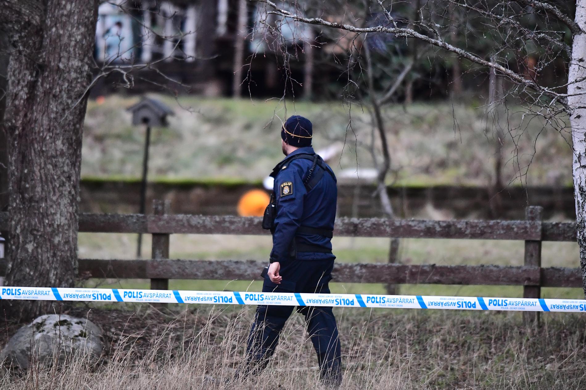 Två personer har hittats döda i en villa i Vallentuna norr om Stockholm. Kropparna upptäcktes när polisen letade efter en försvunnen person. 