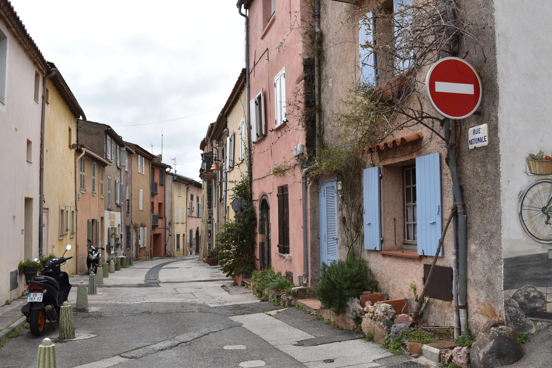 Rue nationale, Nationalgatan, i den äldre delen av Cogolin. Kommunen har omkring 12 000 invånare och sträcker sig i en smal remsa ned till Medelhavet.