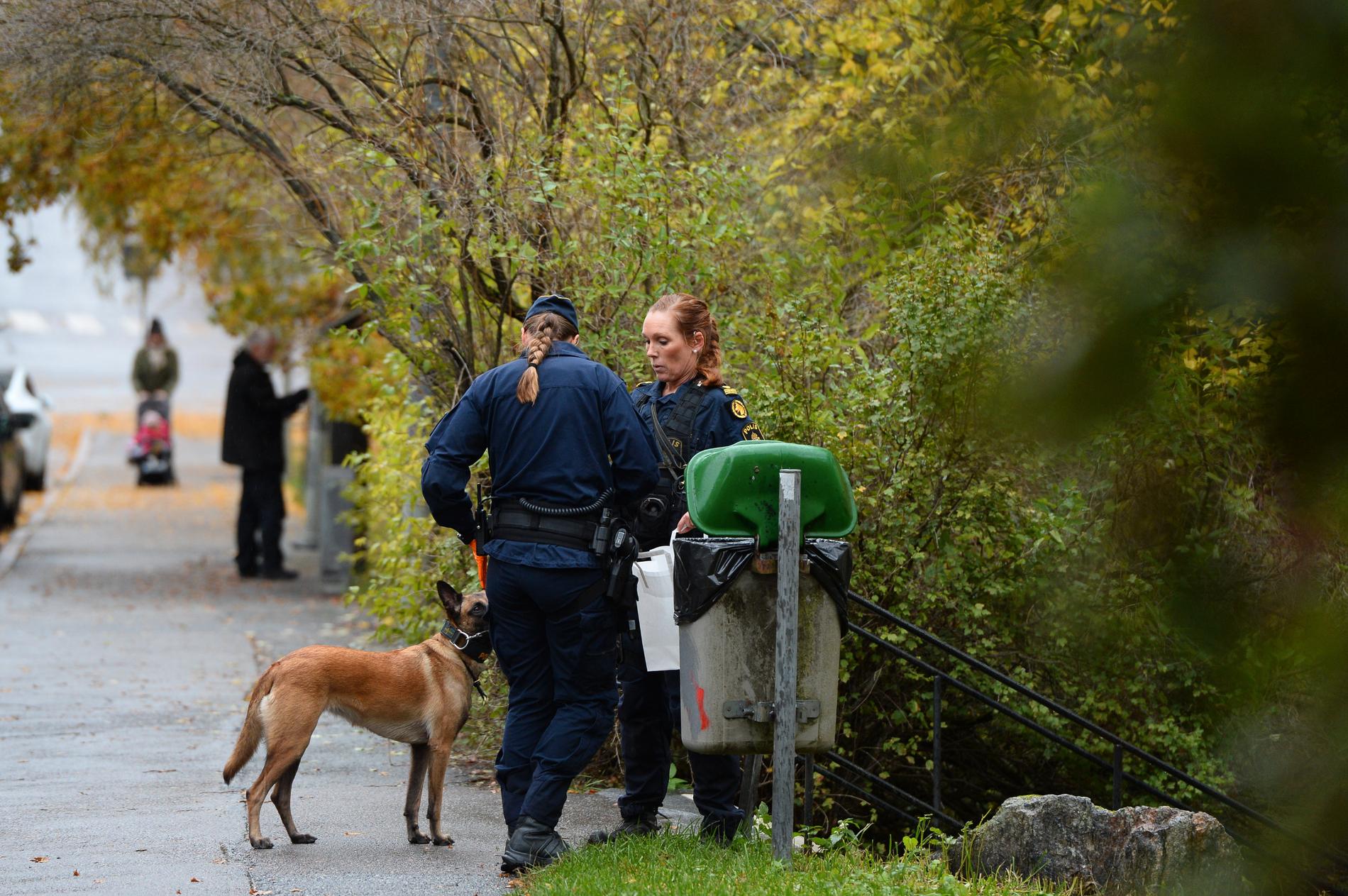 En man dog efter att ha blivit huggen med ett stickvapen på Kungsholmen i Stockholm.