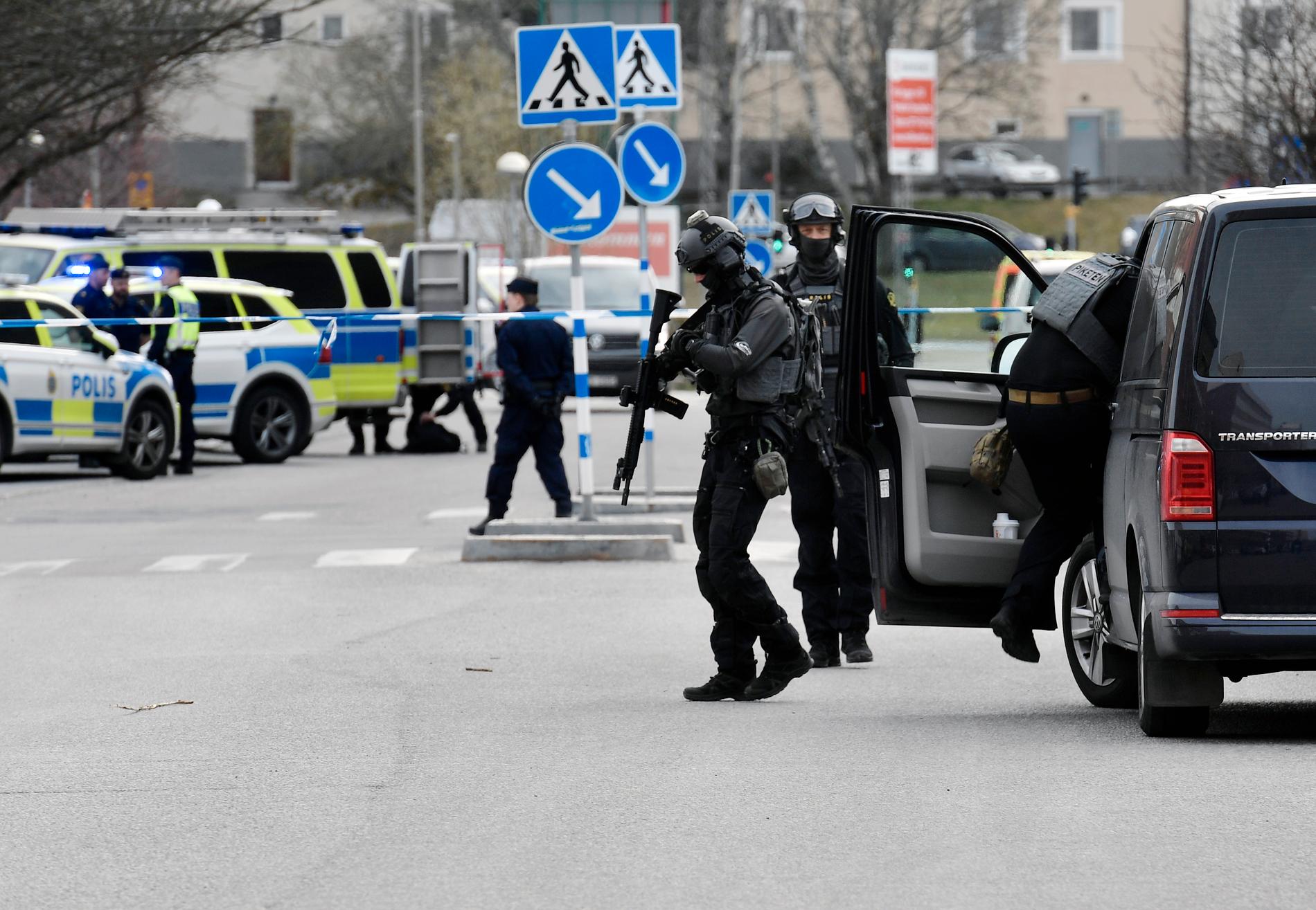 Enligt uppgifter till Aftonbladet är två personer döda. 