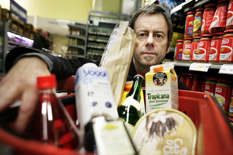 Vad gömmer sig egentligen i kundkorgen? Mats-Eric Nilsson är redaktionschef på Svenska Dagbladet och författare till boken "Den hemlige kocken". I den avslöjar han livsmedelsbranschen och ger tips till den som vill undvika onödiga tillsatser i maten.