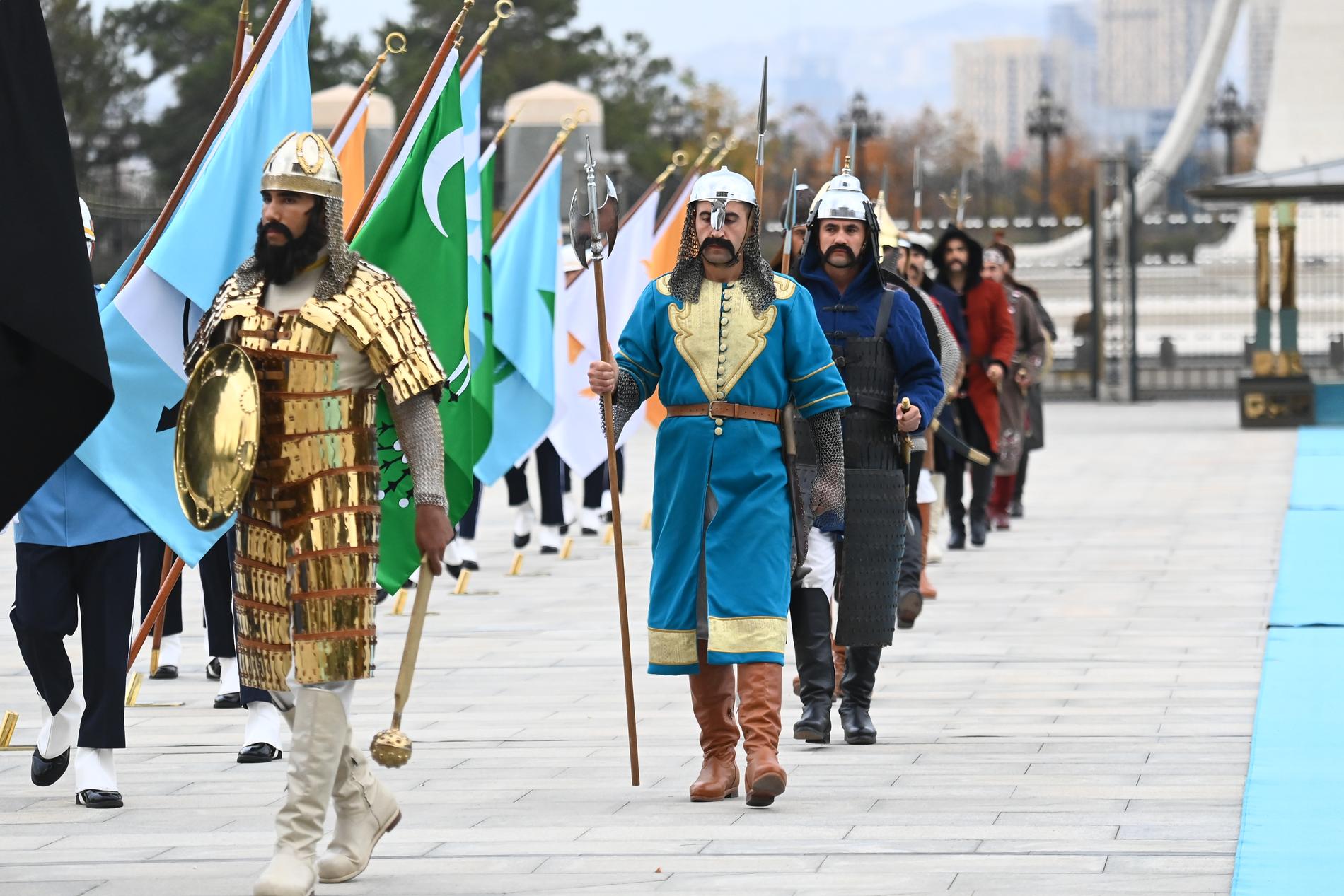 Soldater i traditionell utrustning med flaggor som representerar de 16 turkiska deltog i ceremonin.