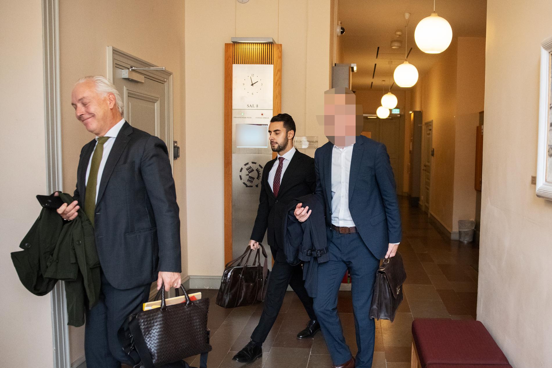 Försvarstoppen på väg in i rättsalen tillsammans med advokat Johan Eriksson.