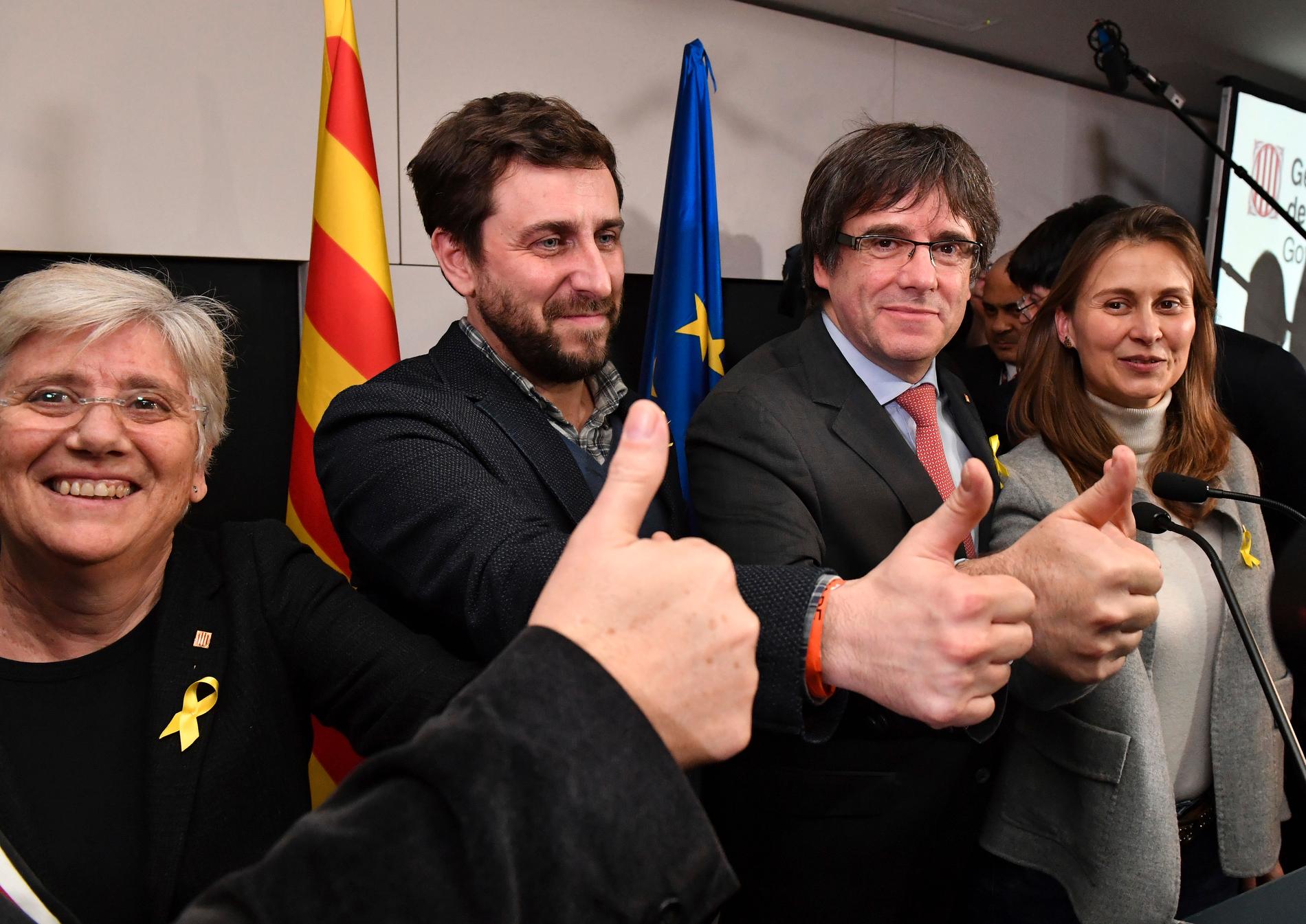 Carles Puigdemont tillsammans med partikollegor på plats i Bryssel.