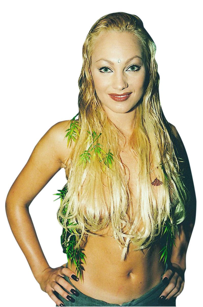 1999 Som regnskogsdrottning fick Charlotte inget pris. Men från Eurovision kom hon hem med guldpokalen.