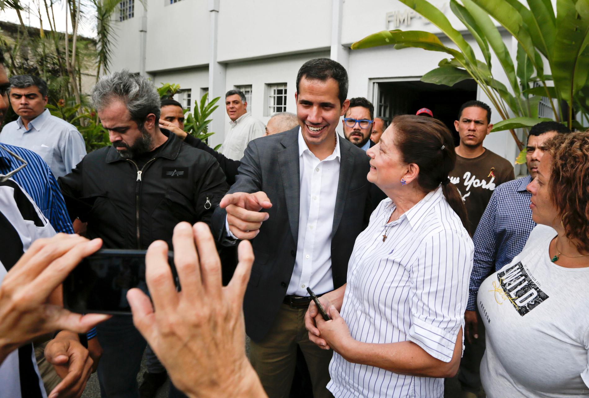 Venezuelas oppositionsledare och självutnämnde interrimspresident Juan Guaidó med fackliga företrädare under tisdagen.