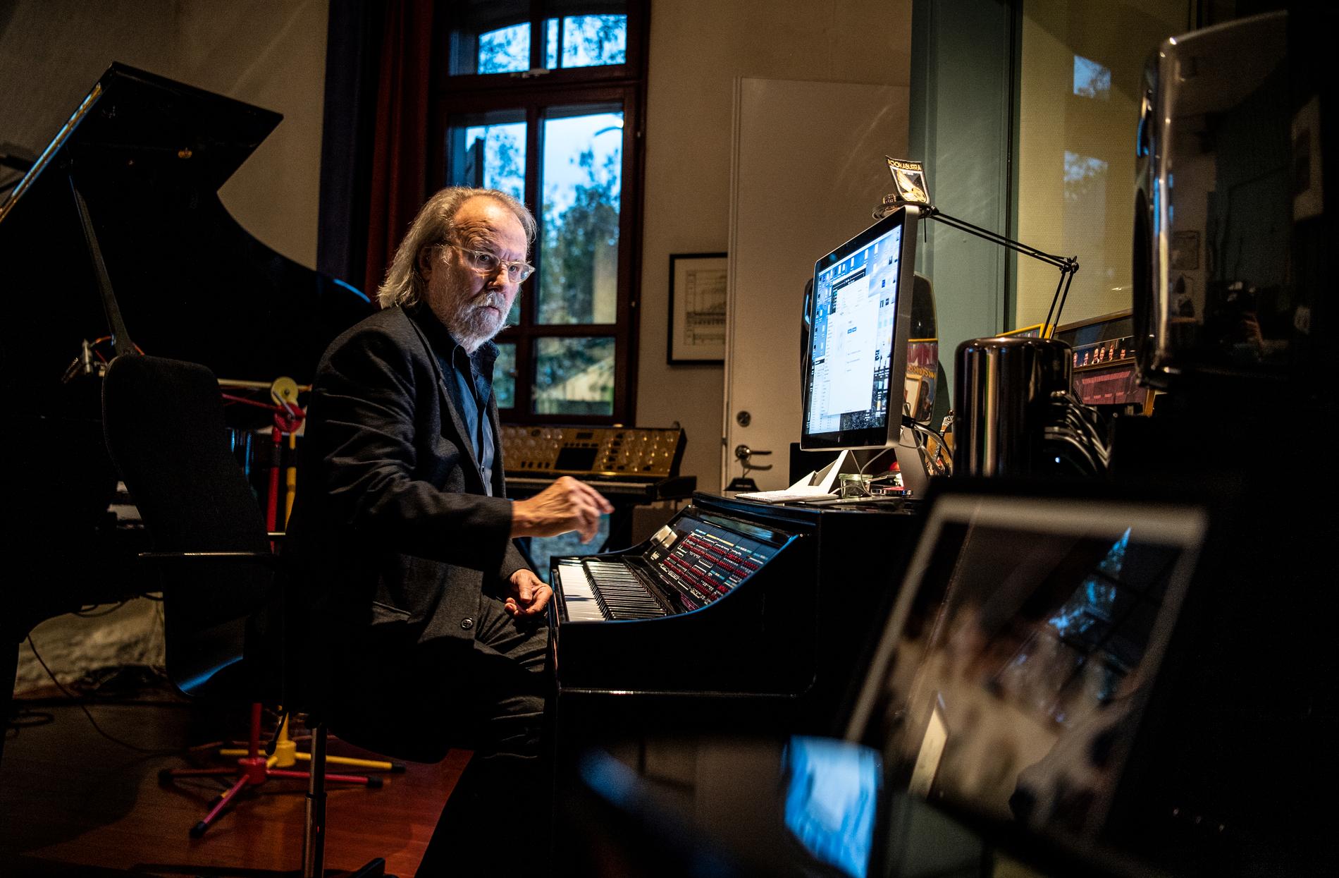 Benny Andersson vid sin Synclavier, den näst intill antika synthesizern som kräver en hel skrubb för den tillhörande datorn.