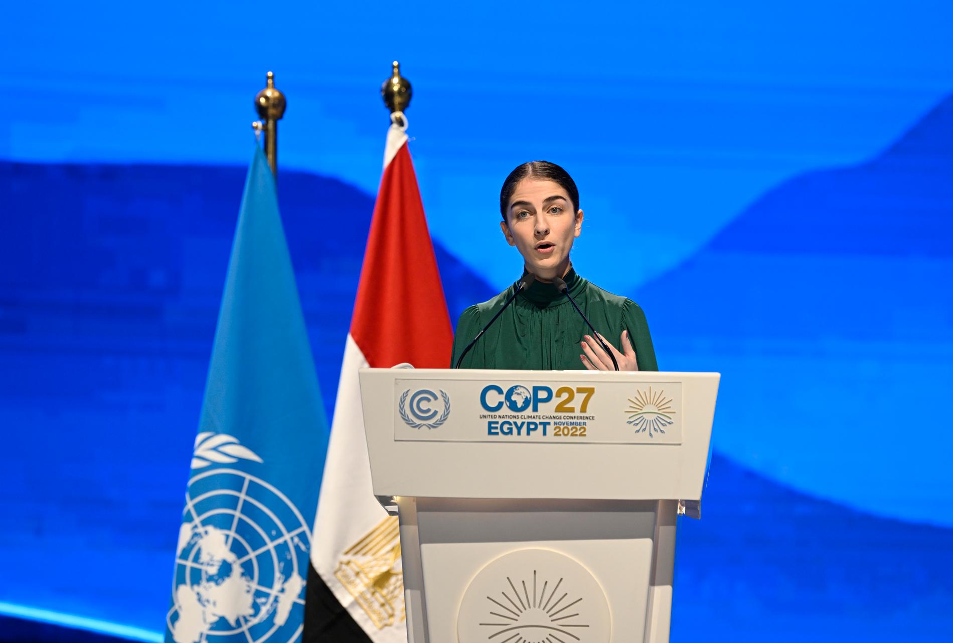 Miljöminister Romina Pourmokhtari talar på COP 27 i Sharm El-Sheikh.