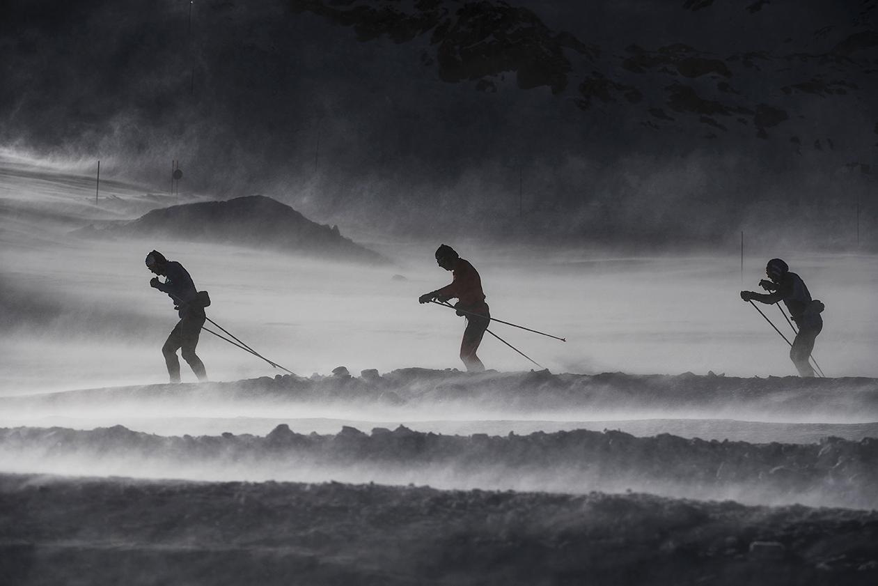 Petter Northug tar täten när norrmännen tränar uppe på Val Senales glaciär. Chris Jespersen (i mitten) och tränaren Stig Rune Kveen (till höger) tar rygg.