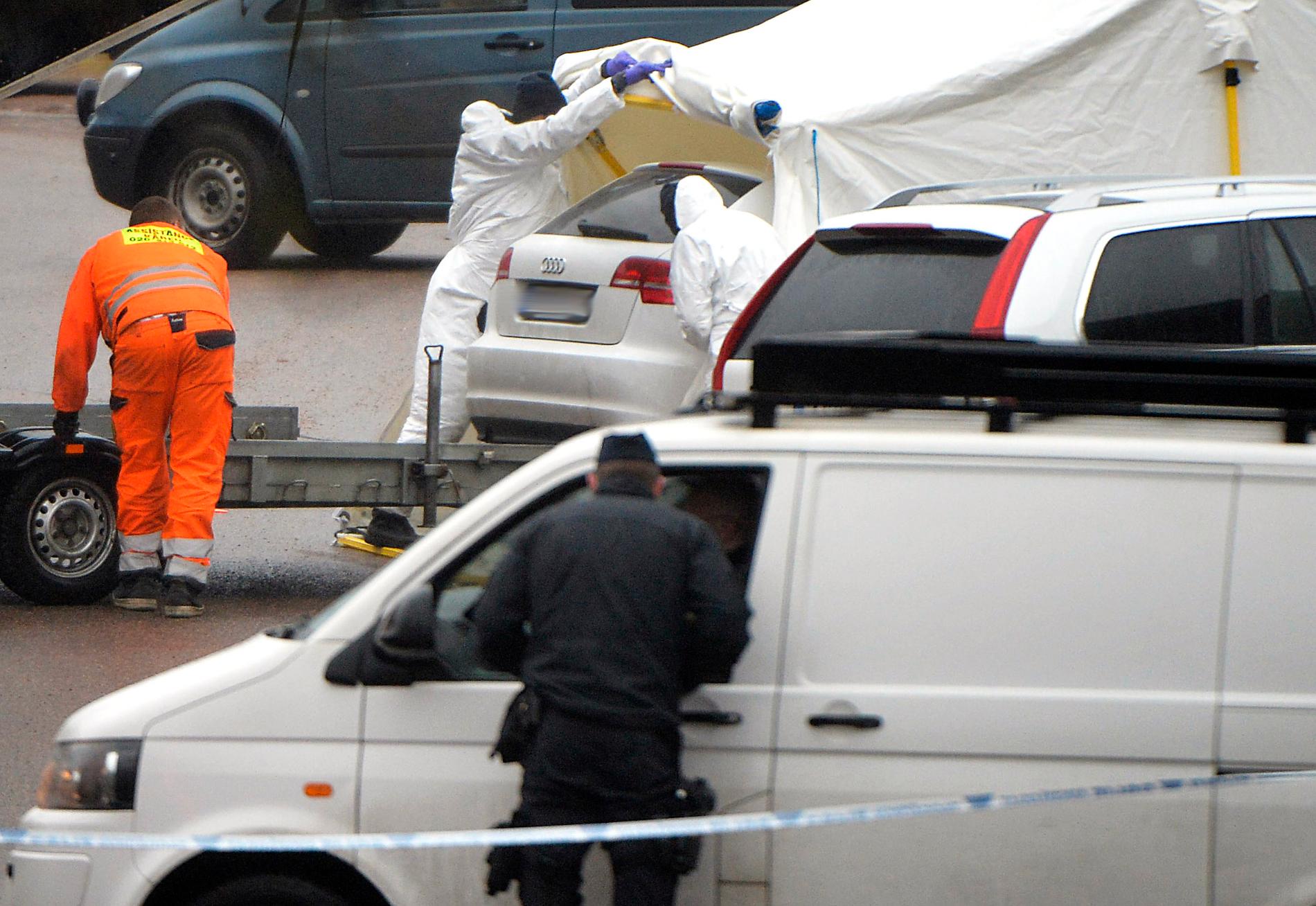 Polisens tekniker transporterar i väg bilen där ett av mordoffren hittades i Uddevalla. Tre människor har hittats mördade.