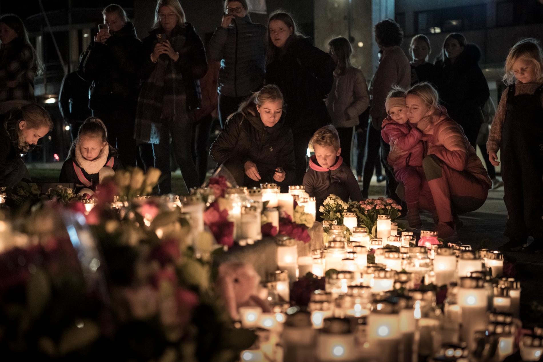 Espen Andersen Bråthen, 37, mördade fem personer och skadade tre i norska Kongsberg. Beväpnad med pil och båge attackerade han människor urskillningslöst. Många invånare i staden samlades vid den minnesplats som skapats. 