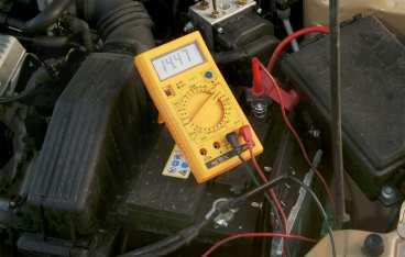 Mät laddningen med en voltmätare kopplad till batteriet. Ställ multimetern på 20 DCV (20 volt likström).