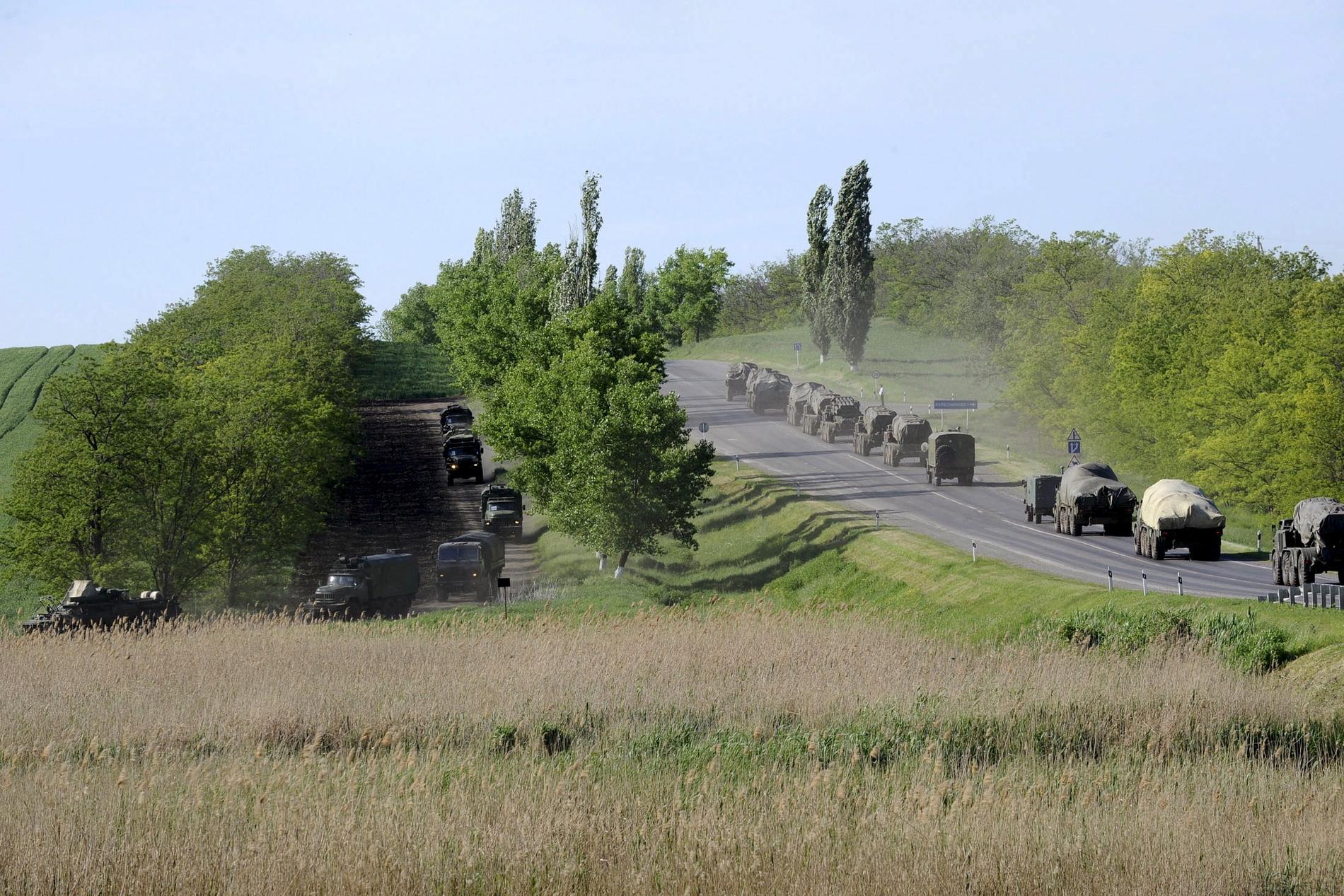 Ryska militärfordon kör på en väg i närheten av staden Matveev Kurgan nära den ukrainska gränsen.