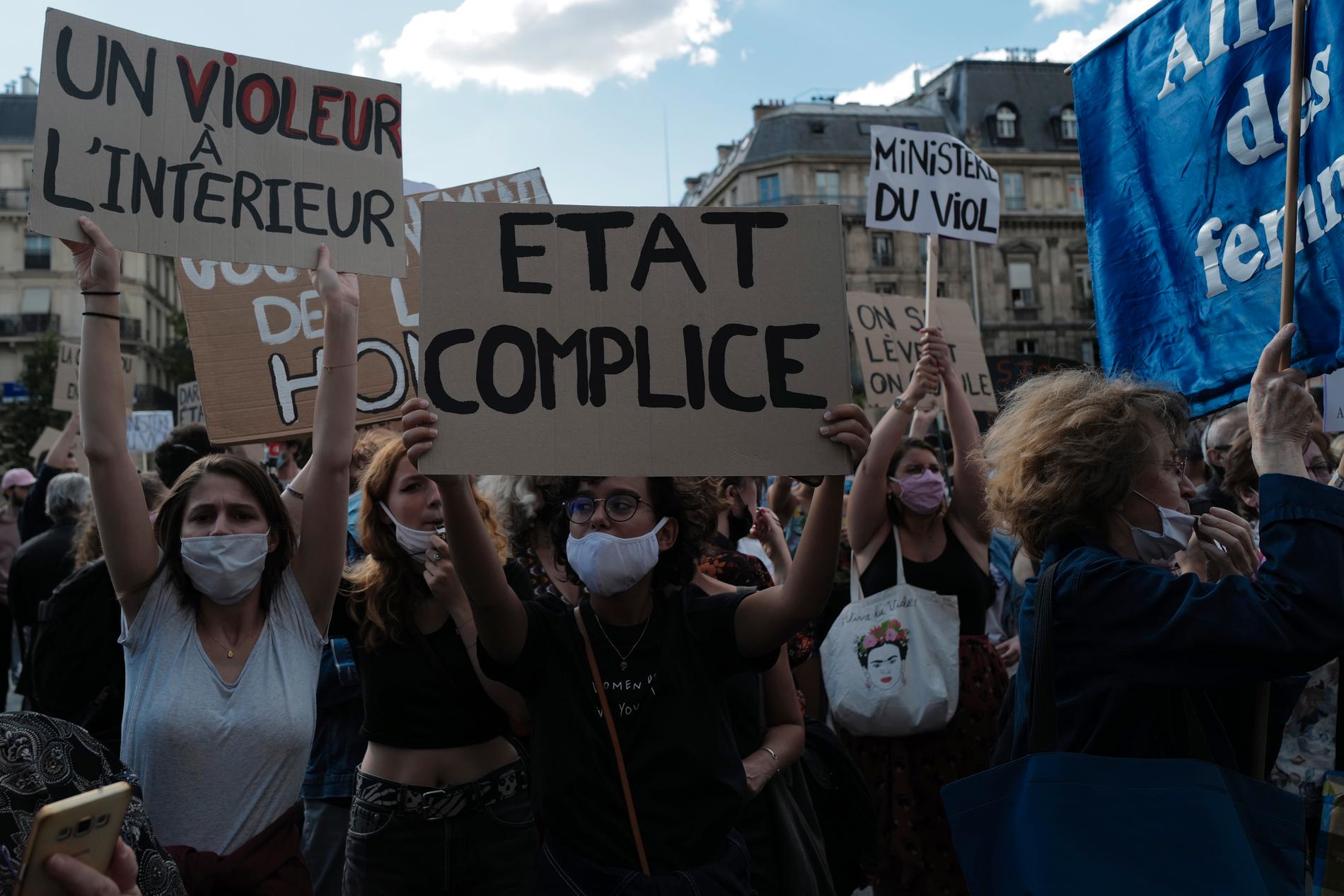 Kvinnor demonstrerade i Paris mot utnämningen av Gérald Darmanin till ny inrikesminister.