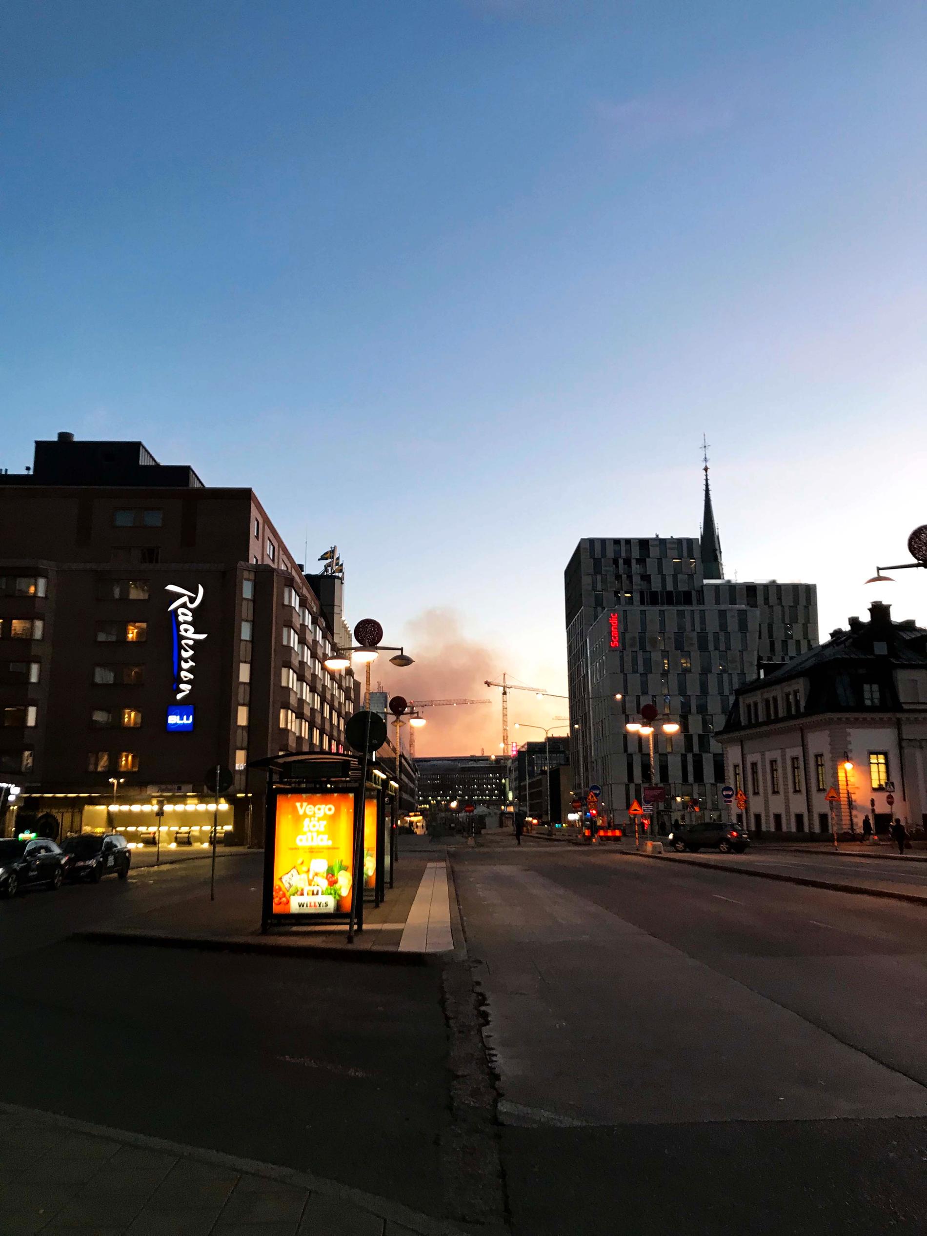 Brandröken syns även från Stockholms centralstation.