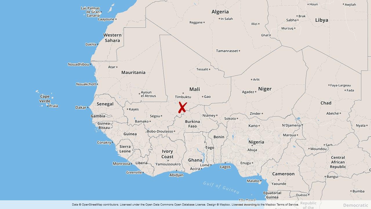 Oidentifierade beväpnade män har dödat minst 41 människor i attacker mot två byar på måndagen i centrala Mali, enligt en lokal borgmästare.