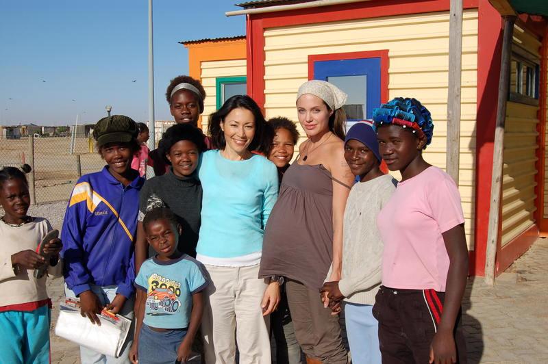 Jolie möter barn i Namibia.