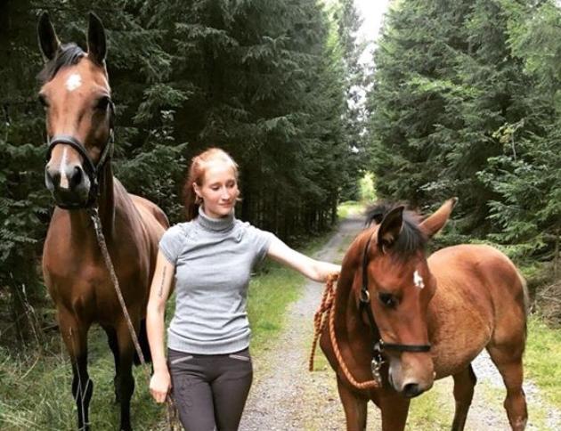 Isa Aronsson och hennes hästar. 