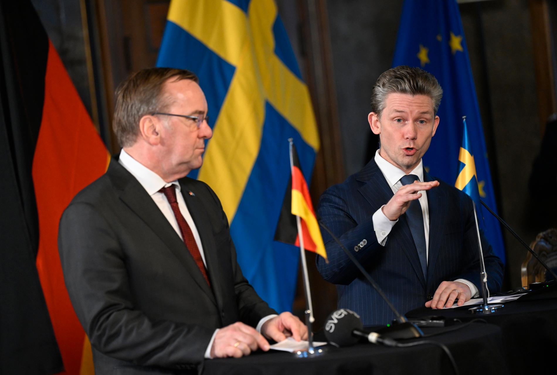 Sveriges försvarsminister Pål Jonson och Tysklands försvarsminister Boris Pistorius håller pressträff.