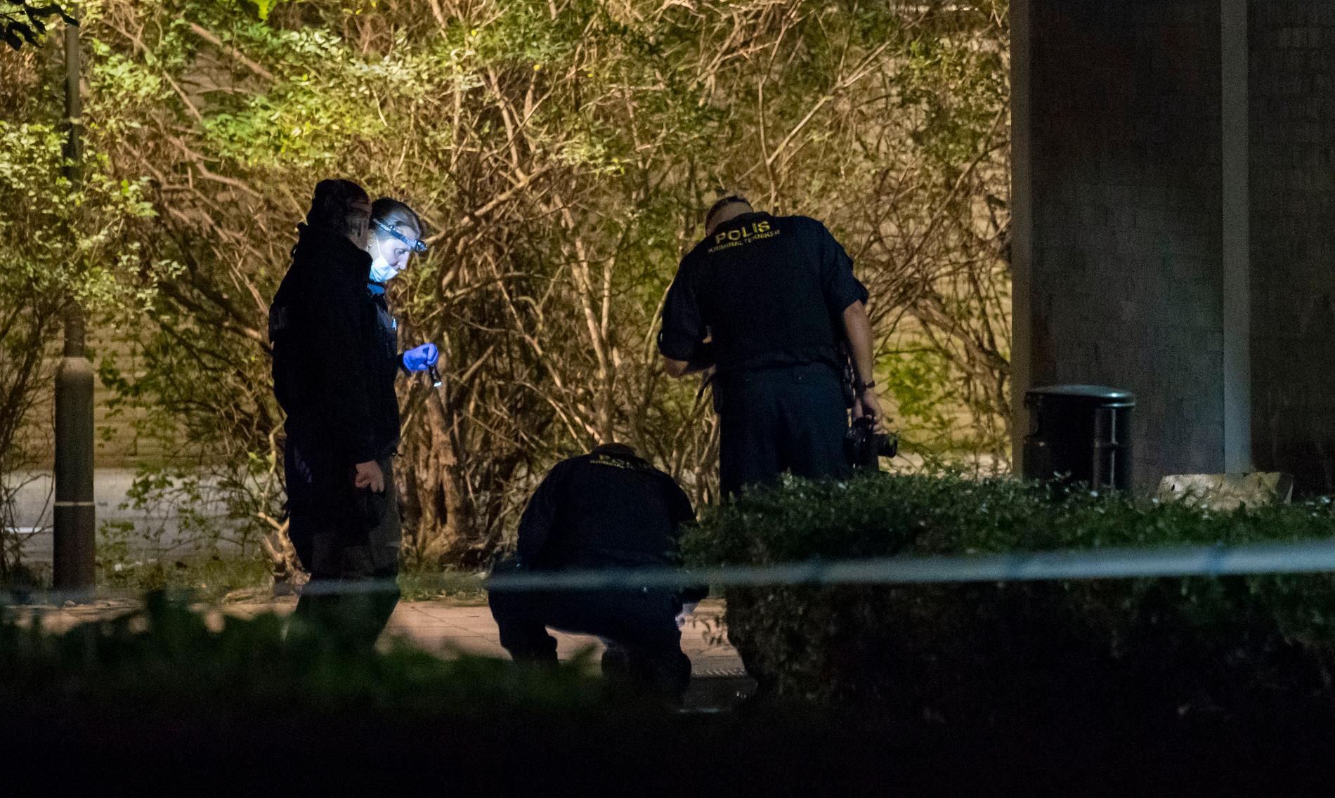 Polisens kriminaltekniker i arbete på Docentgatan i stadsdelen Fosie i Malmö i början av september efter att en man i 20-årsåldern skjutits till döds. Arkivbild.