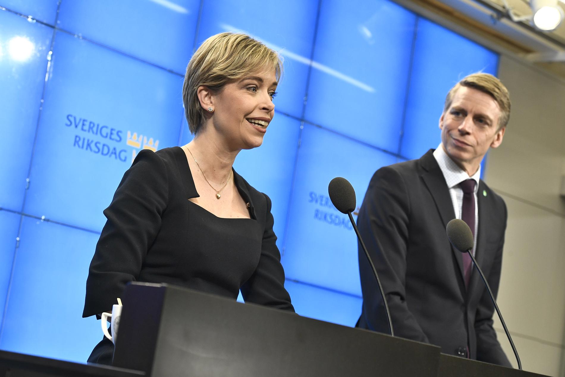 Socialminister Annika Strandhäll (S) och finansmarknadsminister Per Bolund (MP) när de kommenterade pensionsöverkommelsen i december 2017. Arkivbild.