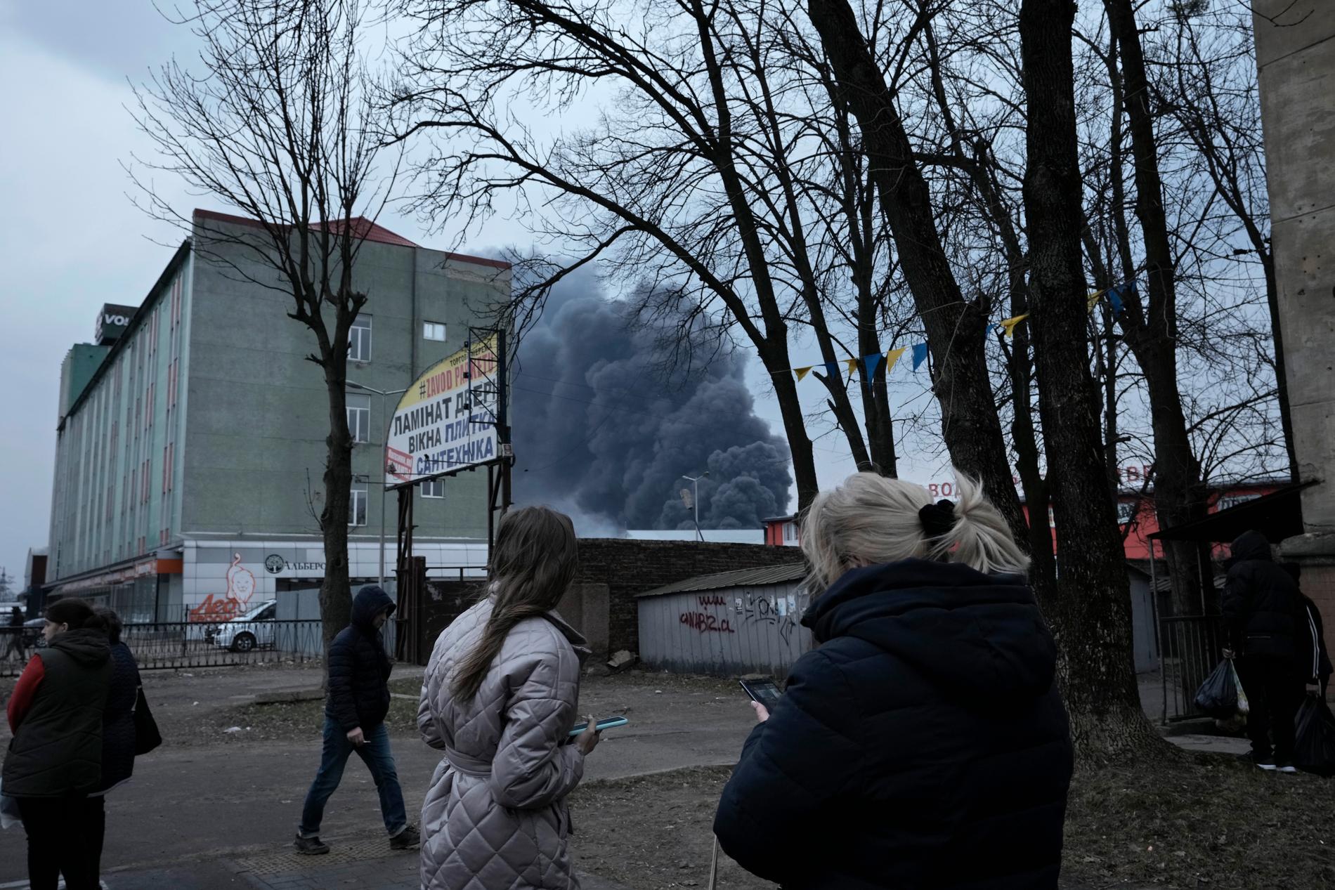 Rök syns efter explosionerna i Lviv.