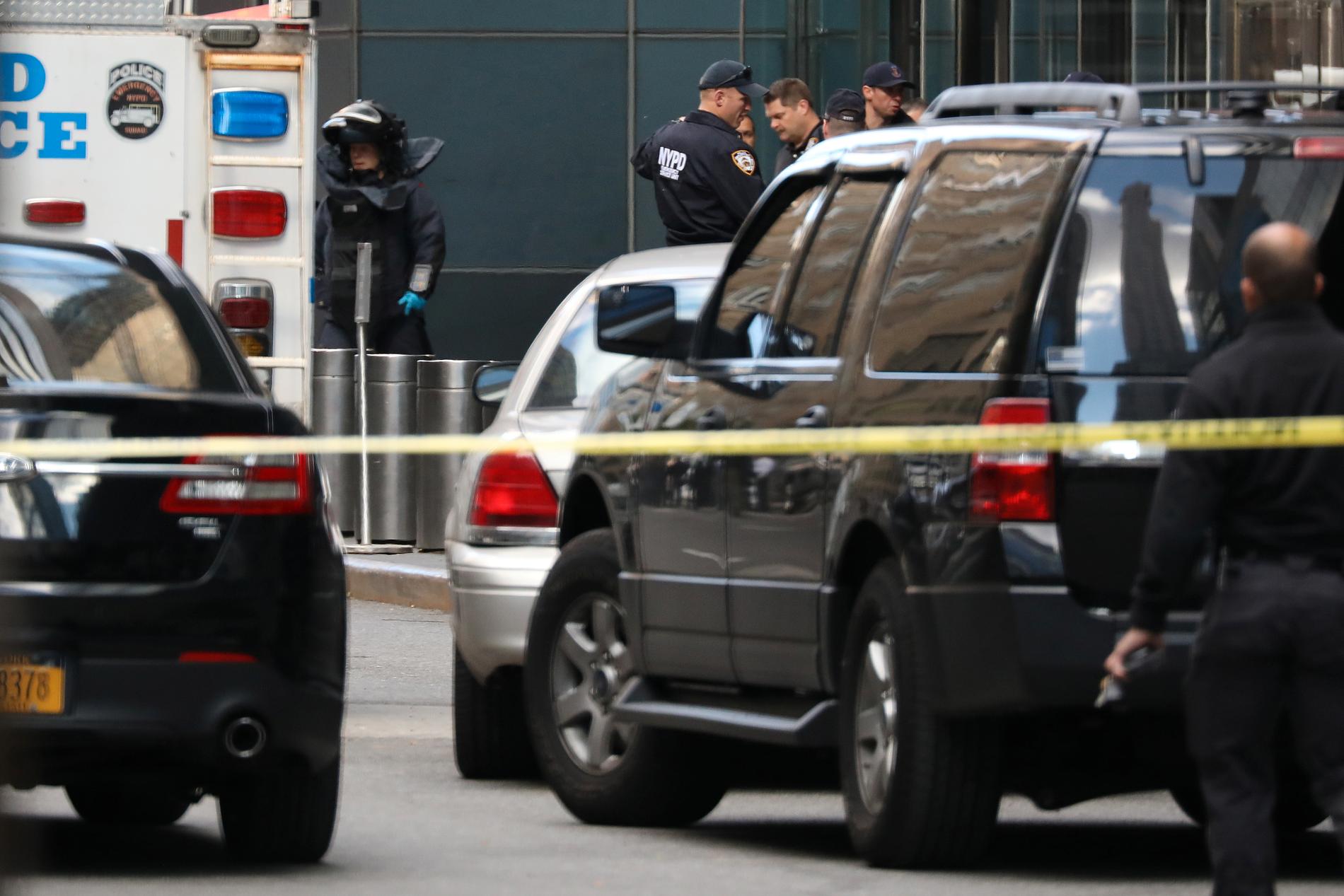 Bombstyrka på plats utanför Time Warner-byggnaden i New York.