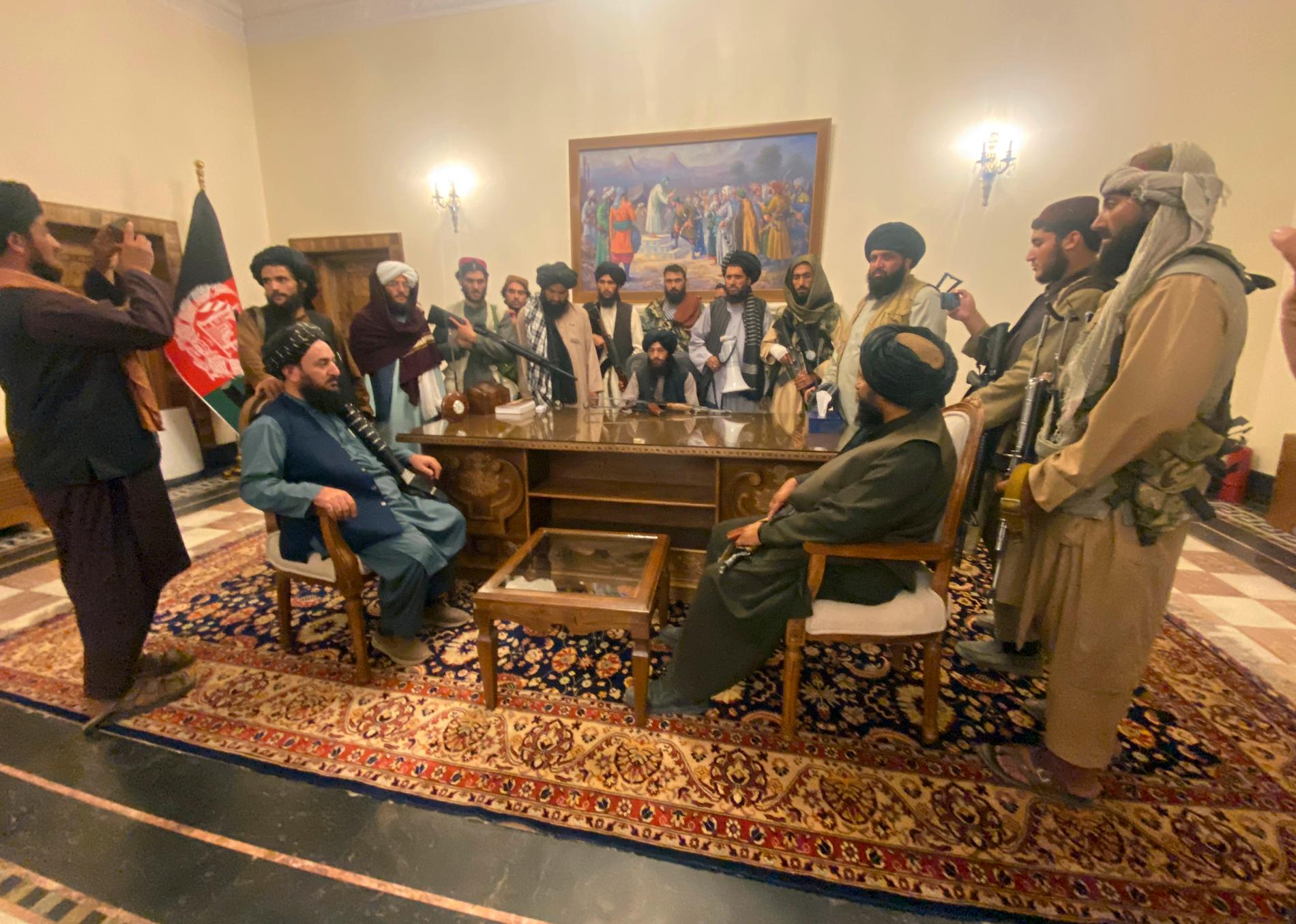 Talibaner i presidentpalatset i Kabul.