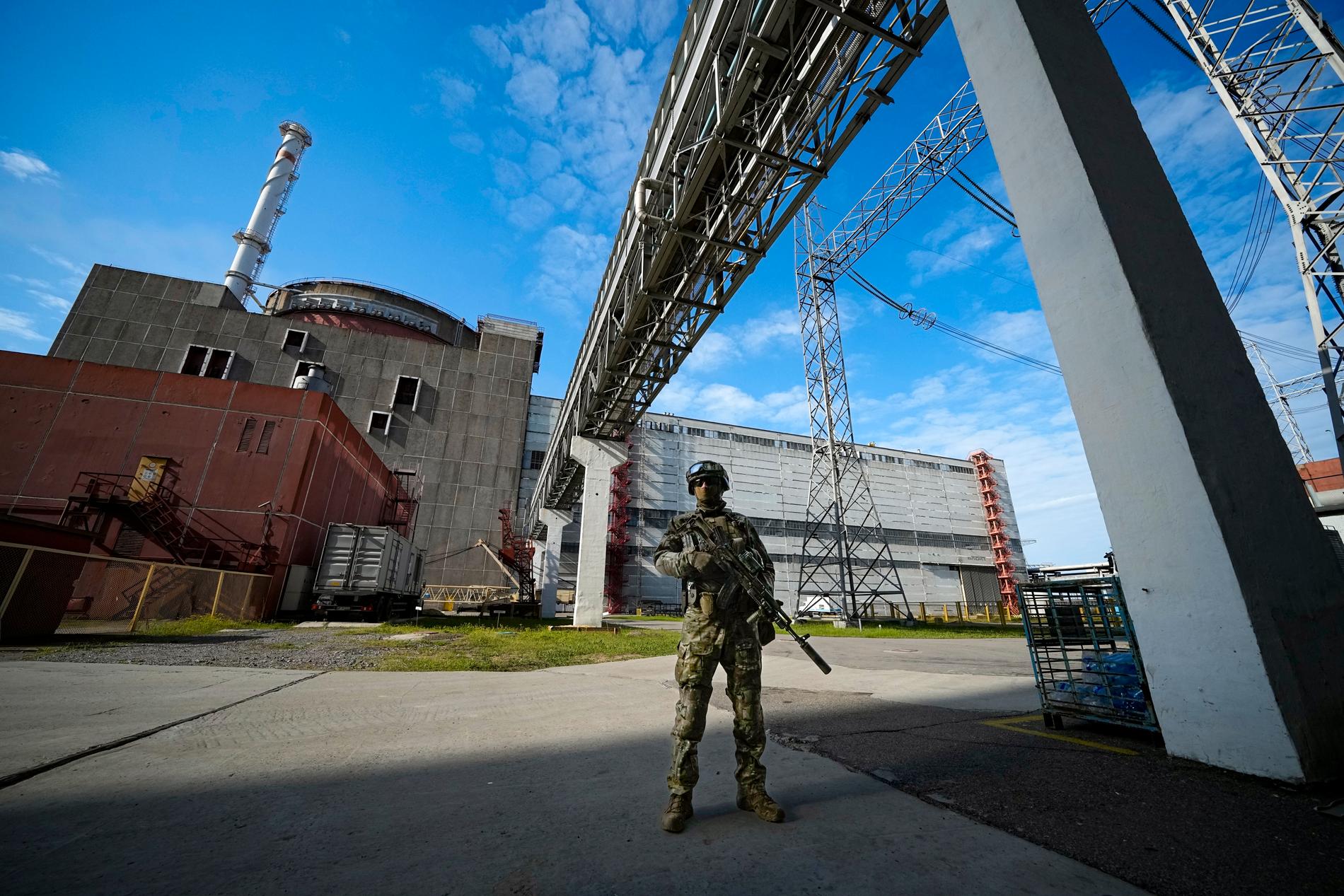 En rysk soldat vid kärnkraftverket Zaporizjzja. Bild från maj i år.