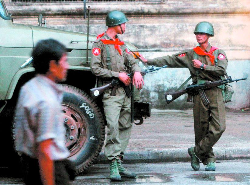 KINAVAPEN Burmesiska soldater på Rangoons gator. Vapnen de bär är kinesiska. Kina är det enda land juntan är riktigt beroende av.