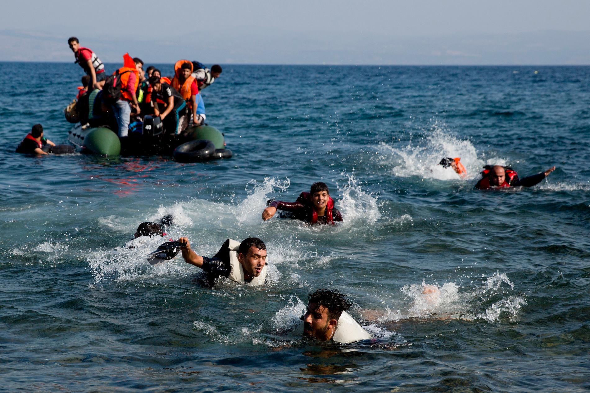 Flyktingar tar sig i land på Lesbos i mars 2016. 