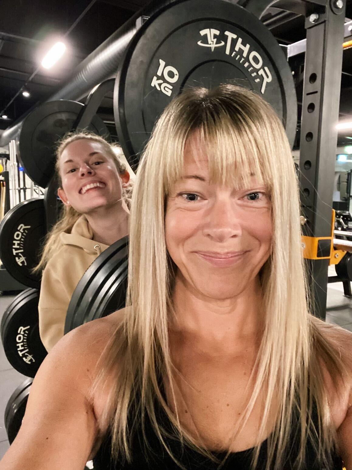 Lovisa hade intresserat sig för styrkelyft de senaste åren. Här är hon på gymmet tillsammans med mamma Maja (längst fram).