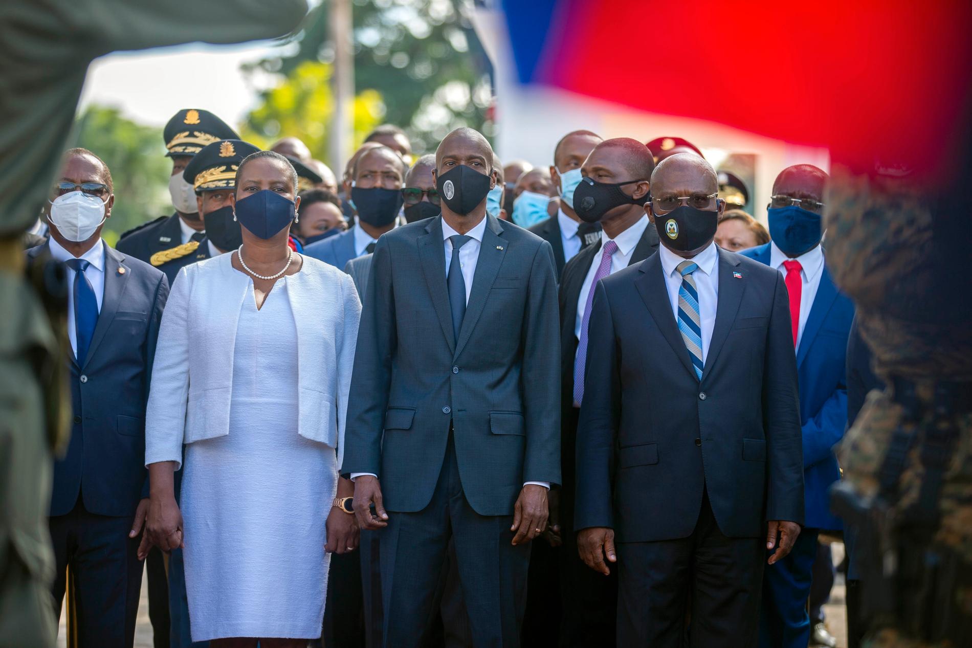 Martine Moïse, änka efter Haitis mördade president Jovenel Moïse (i mitten). 