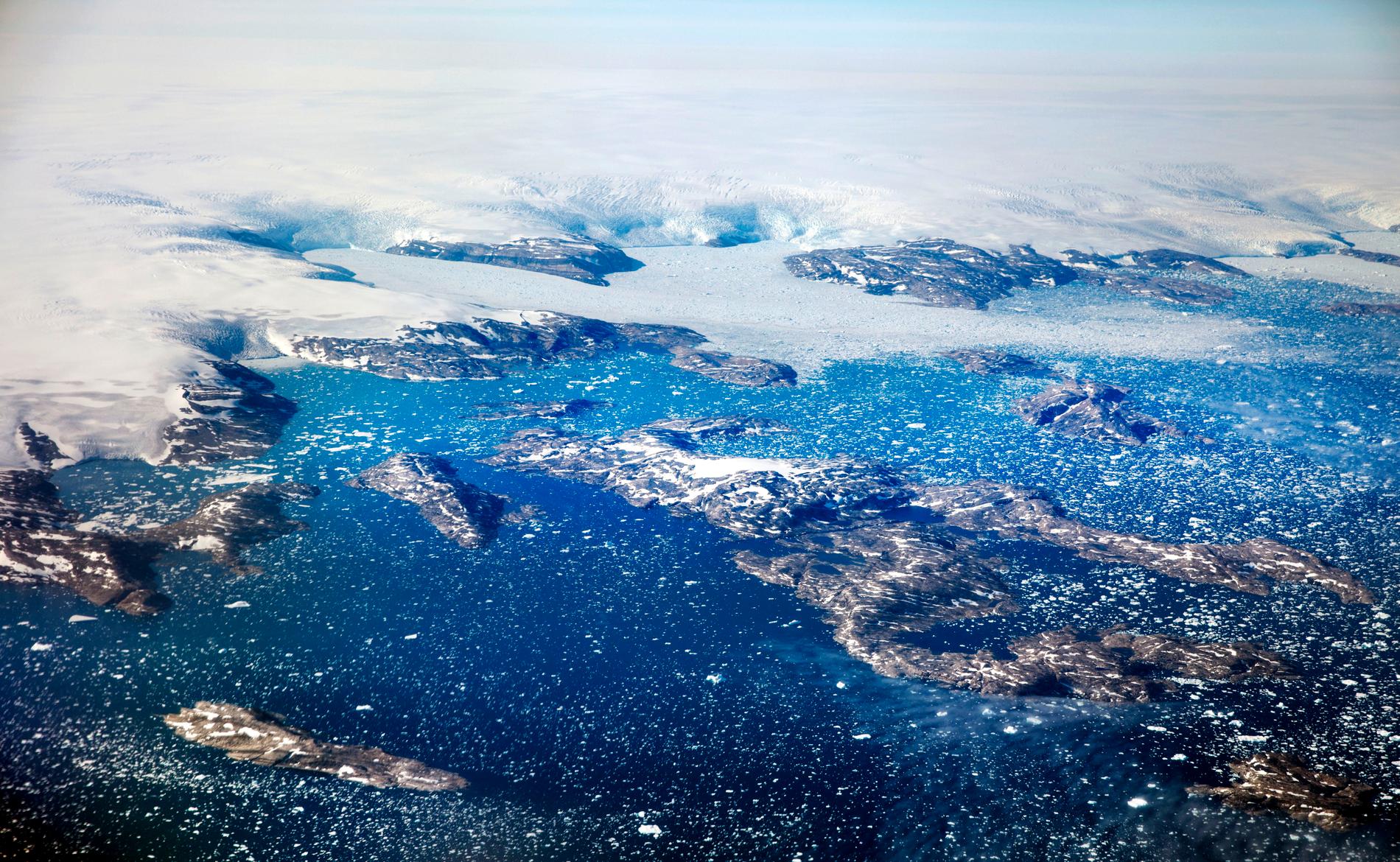 Isberg flyter i en fjord efter att ha kalvat från glaciärer i det grönländska istäcket, som täcker runt 80 procent av ön. Arkivbild.