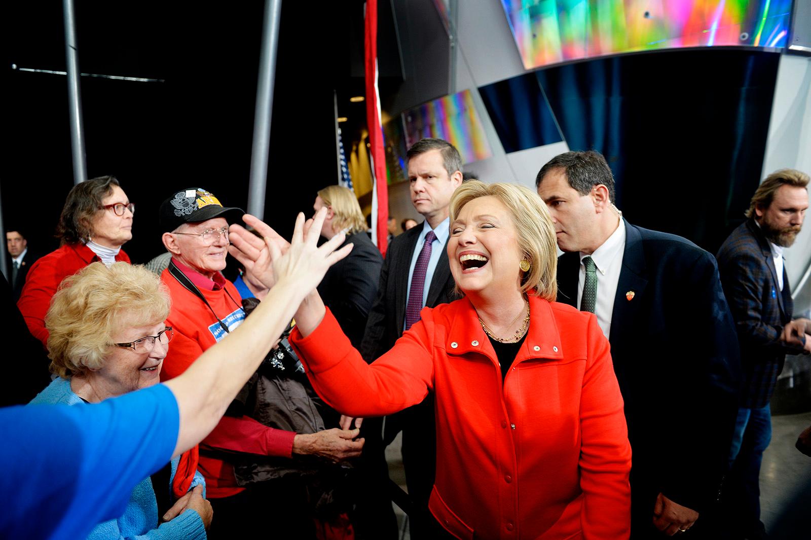 Hillary Clinton gör en high five med en åhörare. Det var i början av 2016 och oddsen talade för Hillary Clinton som USA:s nästa president.