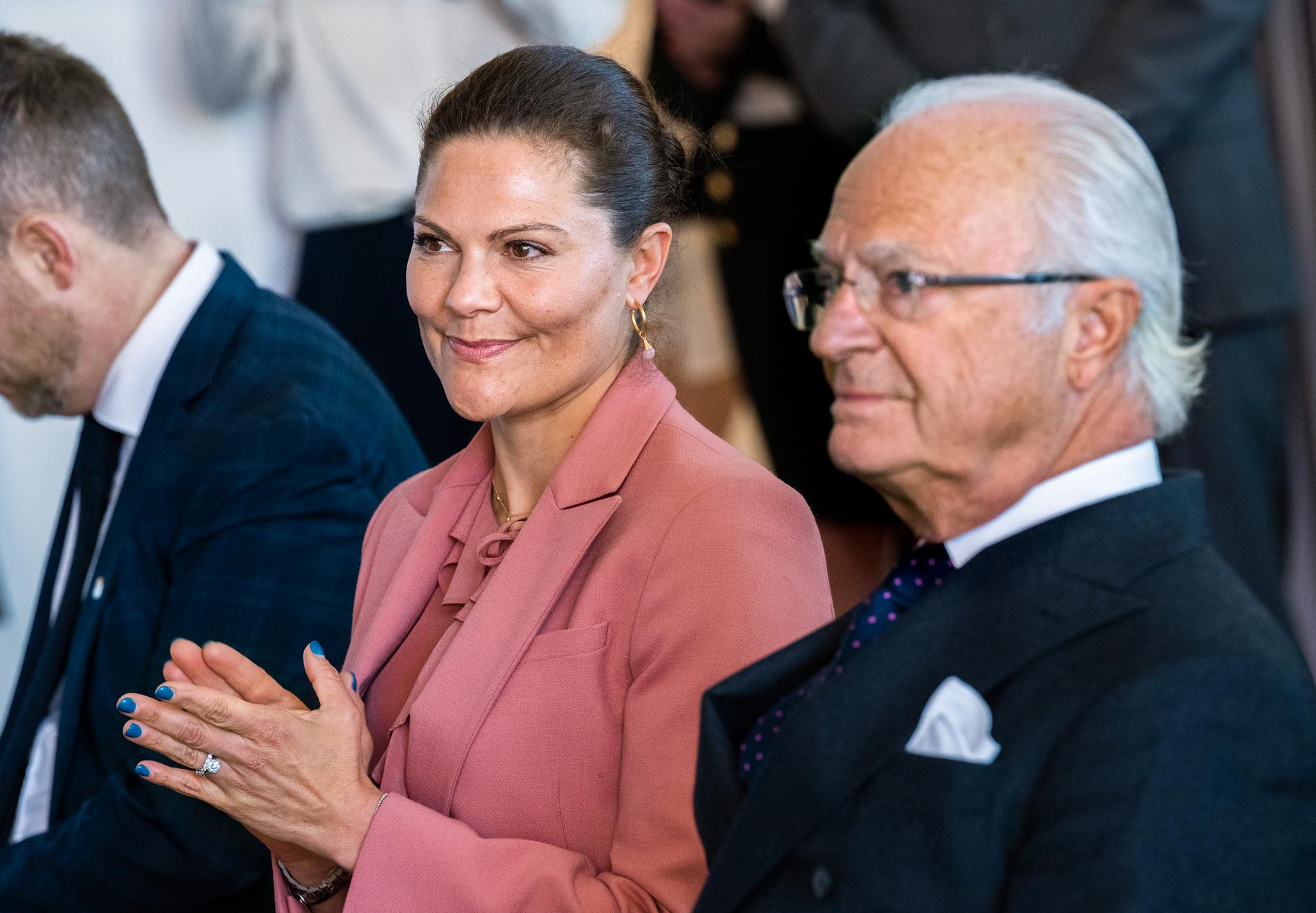Kronprinsessan Victoria och kung Carl Gustaf är båda populära bland svenskarna.