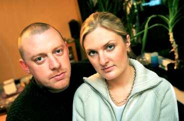 Niklas Löfgren, 32, och Josefin Lingström, 21, tvingas boka om sin resa.